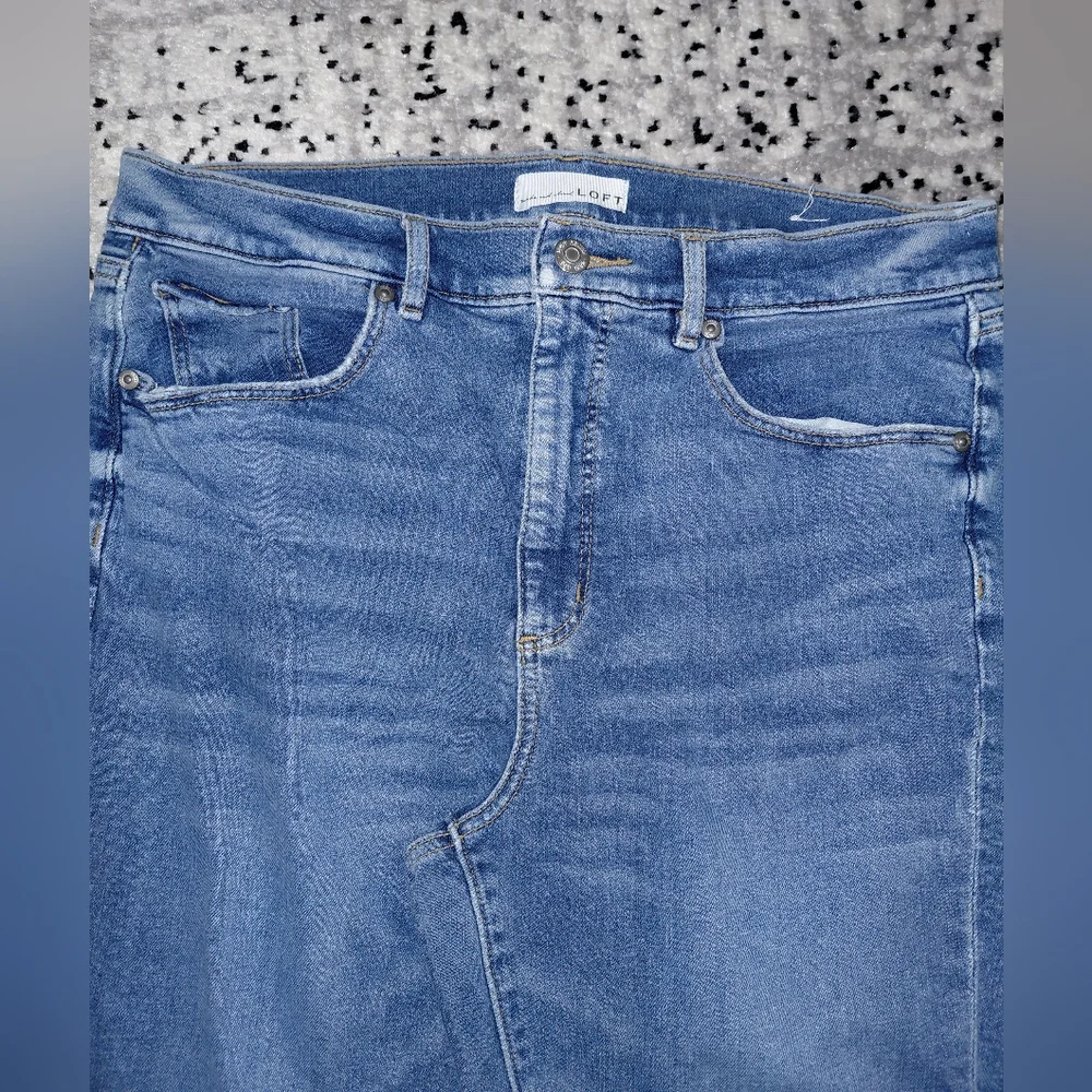 LOFT The Skinny Jeans Size 31/12 Petite | Blue Raw Hem Denim